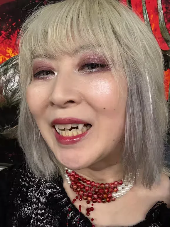 付け牙を付けて喜んでいる様子